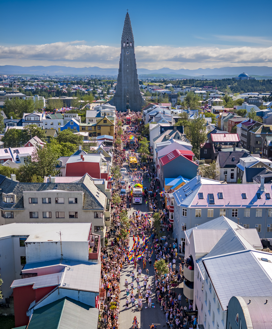 Loftmynd frá Gleðigöngunni á leið niður Skólavörðustíg á sólríkum degi.