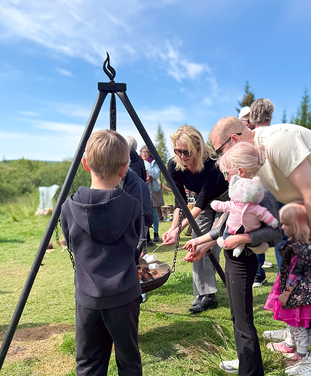 Fólk grillar sykurpúða á 75 ára afmælishátíð Heiðmerkur í blíðskaparveðri.
