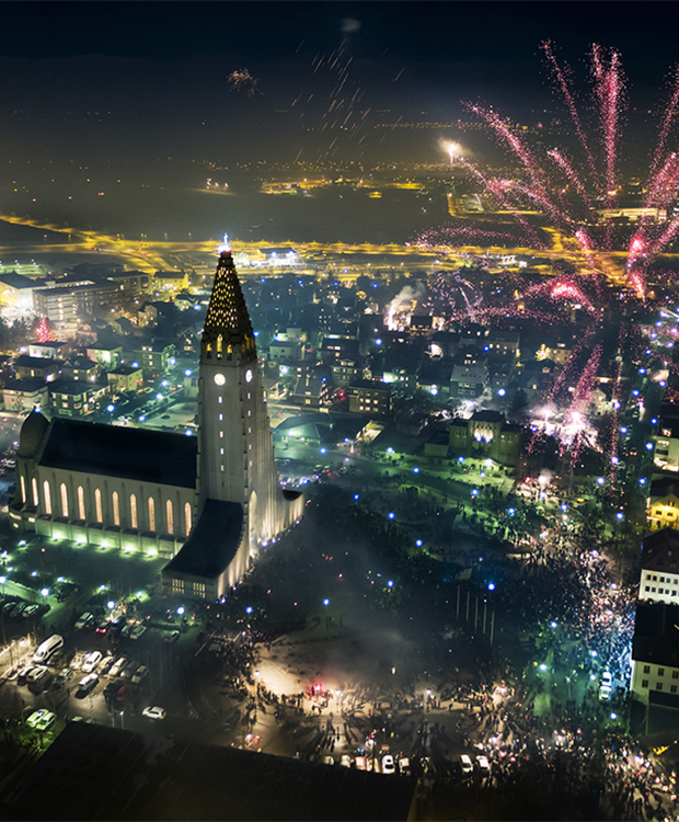 Flugeldar yfir Hallgrímskirkju um áramót.