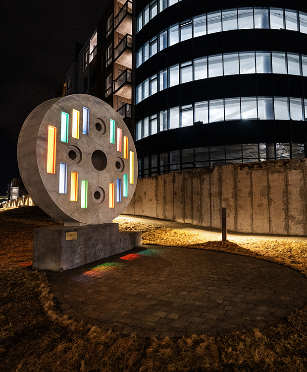 Mynd af útilistaverkinu Stanslaus eftir Rósu Gísladóttur við Grensásveg 1