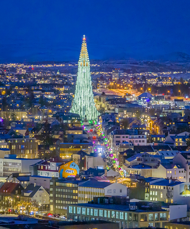 Loftmynd af upplýstri Hallgrímskirkju á Vetrarhátíð.