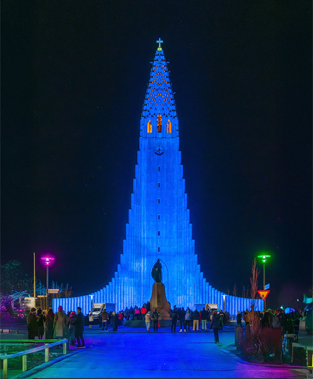 Mynd af upplýstri framhlið Hallgrímskirkju á Vetrarhátíð 2026