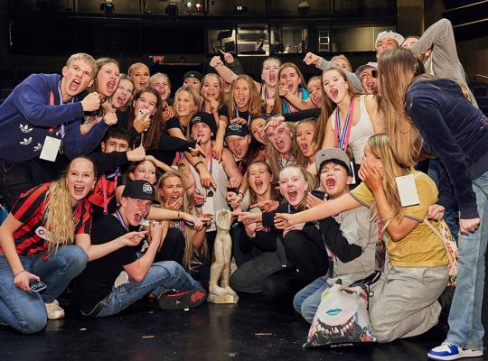 The 2022 Skrekkur winners celebrate on stage.