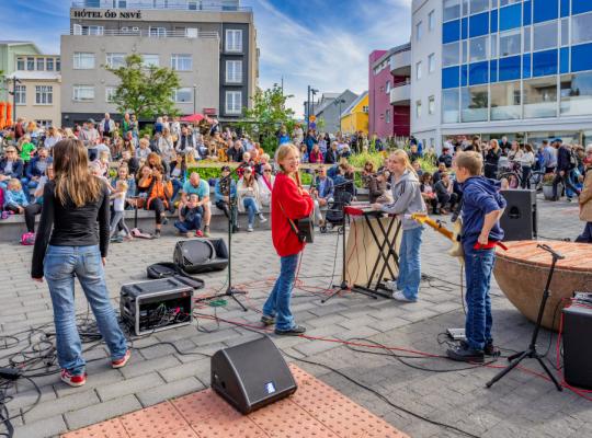 Dóra og döðlurnar performed at Óðinstorg during Culture Night 2023.