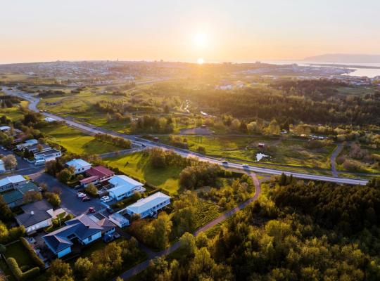 Loftmynd af sólarlagi í Reykjavík.