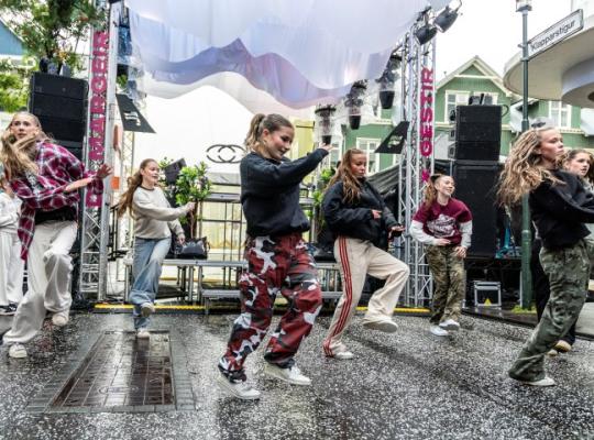 A group of young people from Dans Brynju Péturs performs on Klapparstígur at the Culture Night opening.