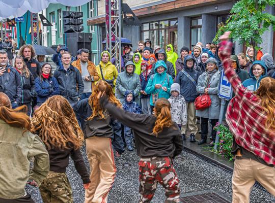 A dance group performs on Klapparstígur during Culture Night.