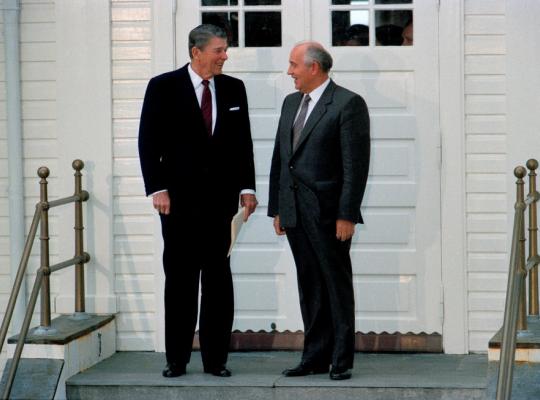 Mikhail Gorbachev, fyrrverandi leiðtogi Sovétríkjanna og Ronald Reagan, fyrrverandi forseti Bandaríkjanna á tröppum Höfða.