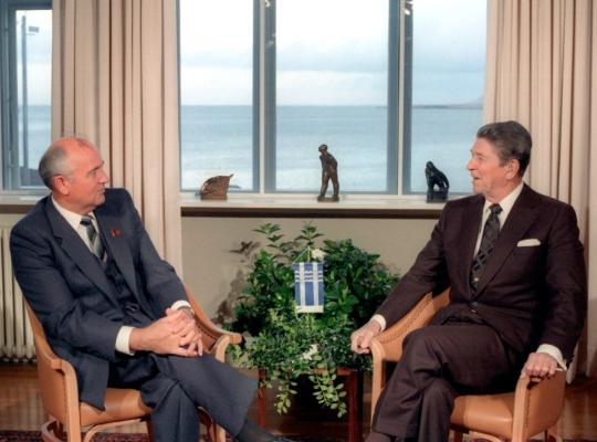 Ljósmynd af Mikhail Gorbachev og Ronald Reagan sitjandi í stólum inni í Höfða á leiðtogafundinum 1986.