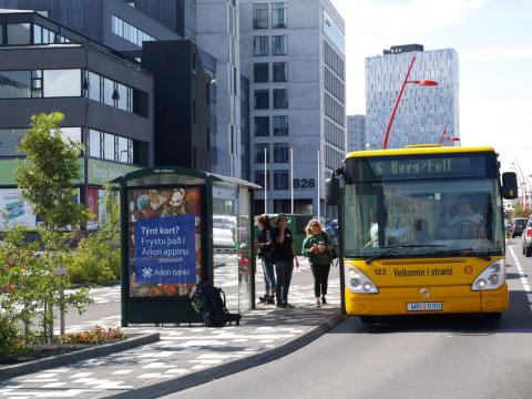 Strætó á ferð í Borgartúni