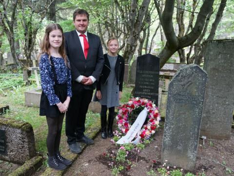 Pawel Bartoszek, forseti borgarstjórnar, Lísbet Freyja Ýmisdóttir og Linda Ýr Guðrúnardóttir við leiði Bríetar Bjarnhéðinsdóttur