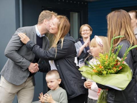 Björn Trausta­son fram­kvæmda­stjóri Bjargs af­henti Katrínu lyklana að íbúðinni sem íbúðarfélagið setur á leigu.