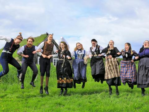 Fólk í íslenkum þjóðbúningum á Árbæjarsafni