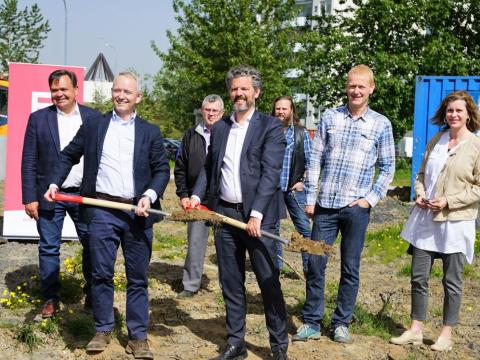 Jón Ögmundsson, Bjarni Þór Þórólfsson, Gunnlaugar Magnússon, Dagur B. Eggertsson, Hafsteinn K. Halldórsson, Avendrés Jónsson og Helga Egla Björnsdóttir þegar fyrsta skóflustungan var tekin