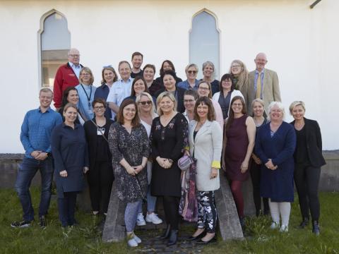 Hópurinn sem tók formlega við samningum um verkefnin sjö ásamt fulltrúa Erasmusplus