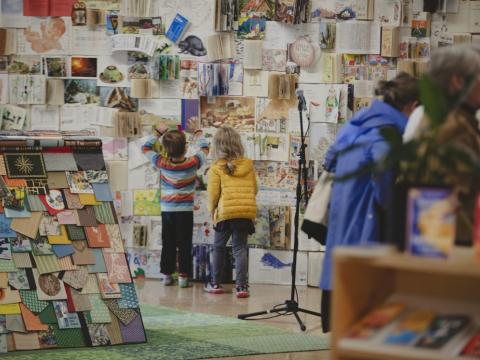 Börn virða fyrir sér listasýningu í Gerðubergi