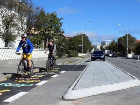 Hjólreiðafólk á Hofsvallagötu
