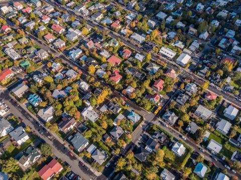 Yfirlitsmynd af grónu hverfi í Reykjavík