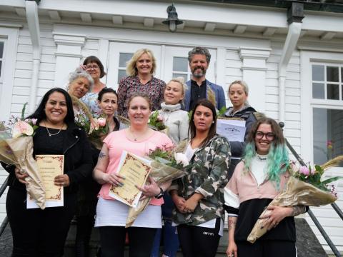 Útskriftarhópur ásamt borgarstjóra og formanni velferðarráðs á tröppum Höfða