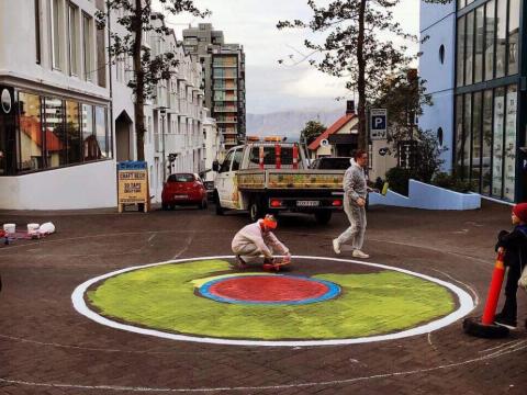 Litríkur hringur málaður á gatnamót Laugavegs og Frakkastígs