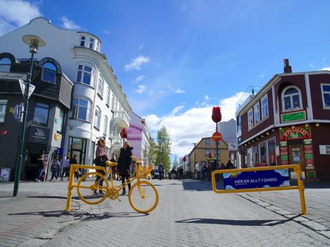 Séð upp Laugaveg úr Bankastræti