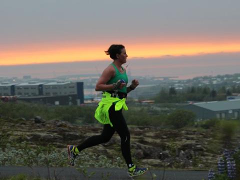 Kona hleypur í miðnætursólinni