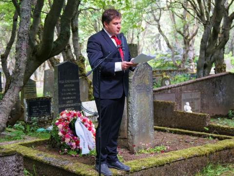 Pawel Bartoszek, forseti borgarstjórnar, við minningarathöfn um Bríeti Bjarnhéðinsdóttur í Hólavallakirkjugarði