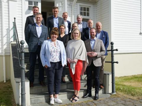 Fulltrúar á fundi Reykjavíkurborgar og Samtökum iðnaðarins á tröppum Höfða