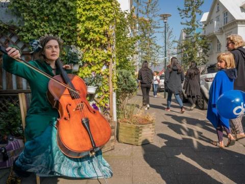 Kona leikur á selló í miðborginni