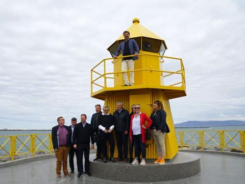 Borgarstjóri, borgarfulltrúar og stjórn Faxaflóahafna við vitann við Sæbraut