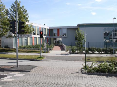 Inngangur Vogaskóla frá Skeiðarvogi