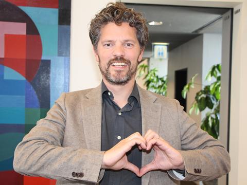 Dagur B. Eggertsson borgarstjóri myndar hjarta með höndunum