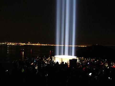 Fjöldi fólks við tendrun Friðarsúlunnar í Viðey