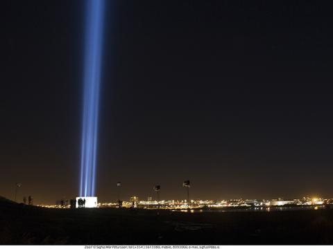 Fólk við Friðarsúluna í Viðey