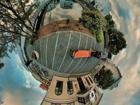 Listræn mynd tekin fyrir framan Iðnó