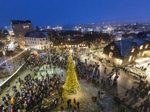 Yfirlitsmynd af Tinghúsvöllinum í Þórshöfn þegar ljósin á jólatrénu höfðu verið tendruð