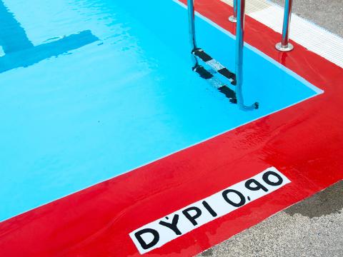 Stairs down to the shallow end of Klébergslaug