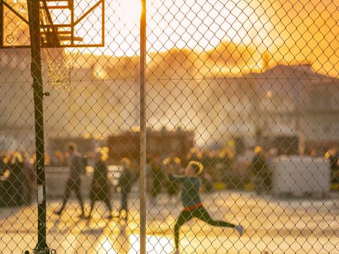 Krakkar að leik á skólalóð