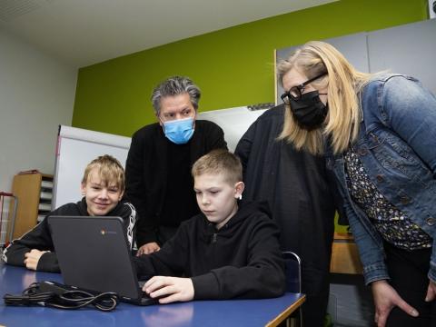 Dagur B. Eggertsson fylgist með nemendum prófa tölvukostinn 