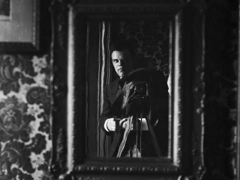 Um 1900, ungur karlmaður tekur mynd af sjálfum sér í spegli. Eggert Claessen. Sennilega með myndavél unnustu sinnar og síðar eiginkonu, Soffíu. Eggert Claessen / úr safni Soffíu Jónassen Claessen (1873-1943)