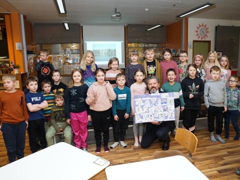 Gjöf frá börnunum  í 2. bekk í Ingunnarskóla 