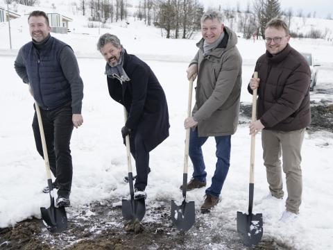 Fyrsta skóflustungan að nýju hagkvæmu húsnæði fyrir ungt fólk. F.v. Júlíus Þór Júlíusson framkvæmdastjóri Hoffell ehf , Dagur B. Eggertsson, borgarstjóri, Hilmar S. Sigurðsson framkvæmdastjóri Hverfið Gufunes ehf og Jóhann Einar Jónsson framkvæmdastjóri Teiknistofu Arkitekta ehf .