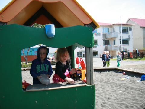 Leikskólabörn að leik á leikskólalóð.