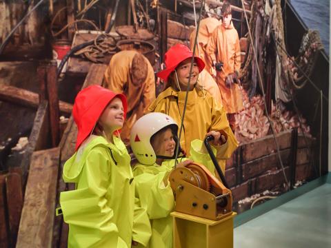 Börn skemmta sér í Sjóminjasafni