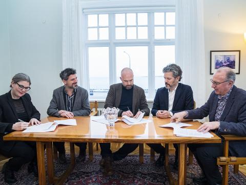 Frá undirritun samningsins við Evrópsku kvikmyndahátíðina. F.v. Sigrún Brynja Einarsdóttir, skrifstofustjóri menningar- og viðskiptaráðuneytisins sem undirritaði samninginn fyrir Lilju D. Alfreðsdóttur ráðherra, Jürgen Biesinger, framkvæmdastjóri Evrópsku kvikmyndaverðlaunanna, Matthijs Wouter Knol forstjóri Evrópsku kvikmyndaakademíunnar, Dagur B. Eggertsson, borgarstjóri og Rainer Pyls, framkvæmdastjóri Evrópsku kvikmyndaverðlaunanna.