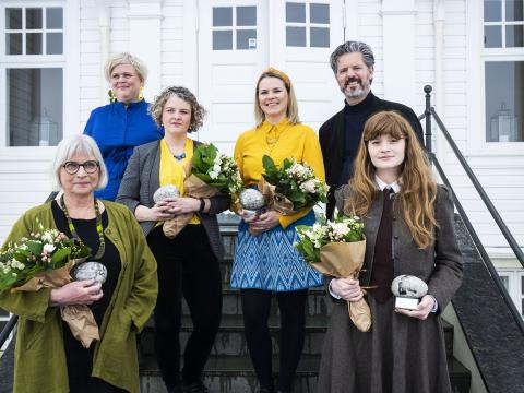 Verðlaunahafar að lokinni athöfn. F.v. Sigrún Helgadóttir, rithöfundur, Brynhildur Heiðar- og Ómarsdóttir formaður Félags um Fjöruverðlaunin, Margrét Tryggvadóttir, rithöfundur, Linda Ólafsdóttir, teiknari og rithöfundur, Dagur B. Eggertsson, borgarstjóri og Fríða Ísberg, rithöfundur.