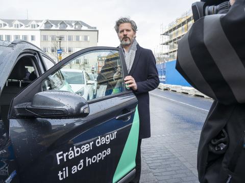 Borgarstjóri ók fyrsta deilibíl Hopp í dag.
