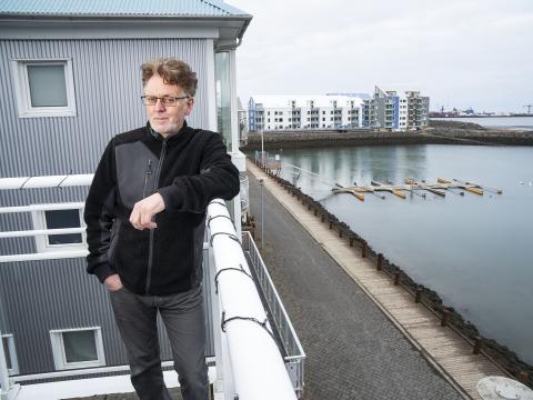 Jón er alsæll í Bryggjuhverfinu og nýtur útsýnisins af svölunum.