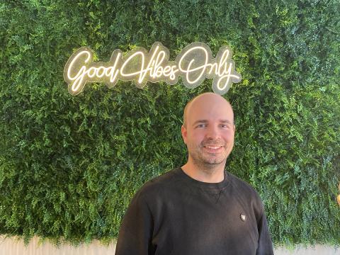 Kristján Sturla við gróðurvegg á kaffihúsi.