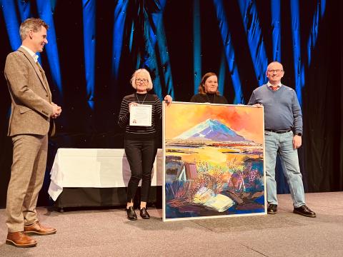 Verðlaunamyndin er eftir Tolla og sýnir bækur, tákn þekkingar og visku, í íslensku stórbrotnu og fjölbreyttu landslagi. Tolli segir að„svara við öllu mannlegu megi leita í náttúrunni“. Það var Sigríði Heiða Bragadóttir skólastjóri Laugarnesskóla ásamt samstarfsfólki sem veitti verðlaununum viðtöku.